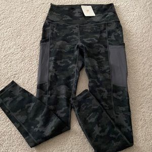 Fabletics On- The- Go Powerhold High-Waisted Legging